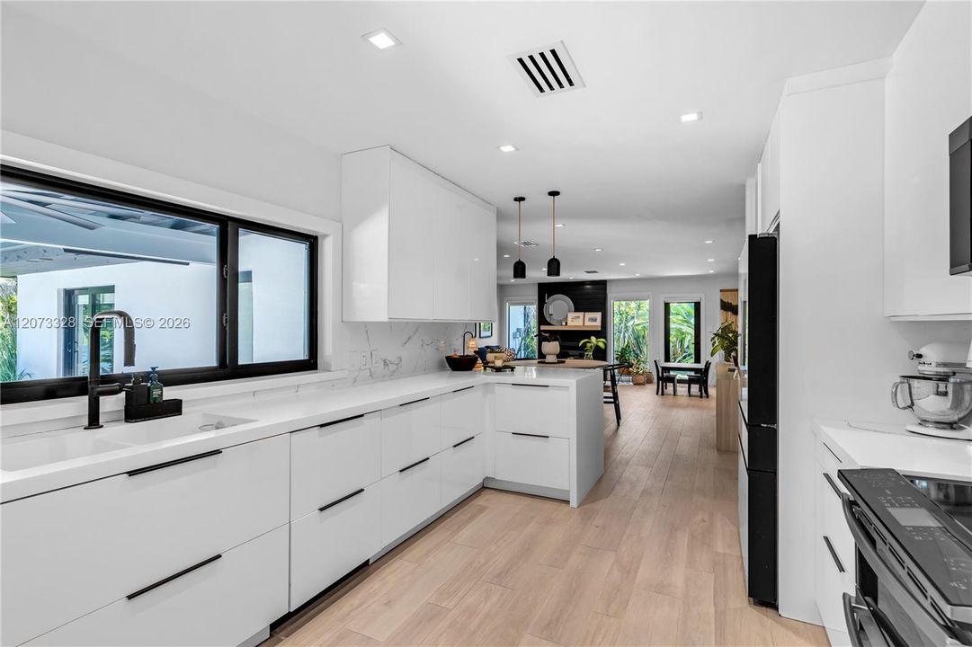 For Sale: $3,300,000 (4 beds, 2 baths, 2550 Square Feet)