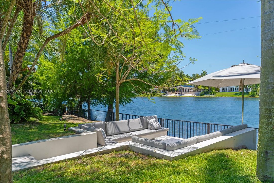 For Sale: $3,300,000 (4 beds, 2 baths, 2550 Square Feet)