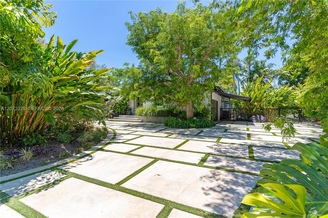 For Sale: $3,300,000 (4 beds, 2 baths, 2550 Square Feet)