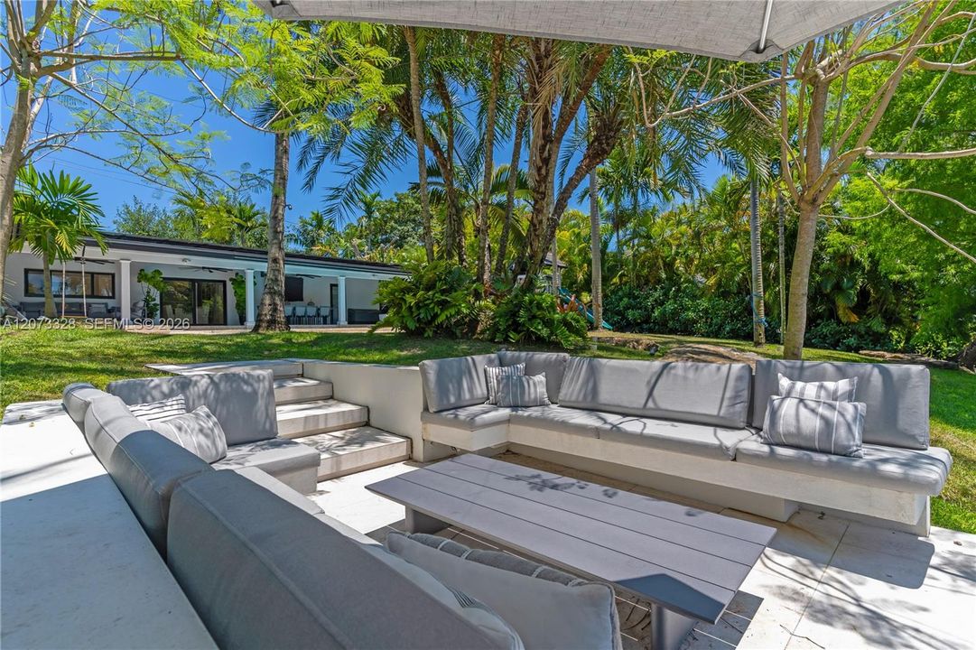 For Sale: $3,300,000 (4 beds, 2 baths, 2550 Square Feet)