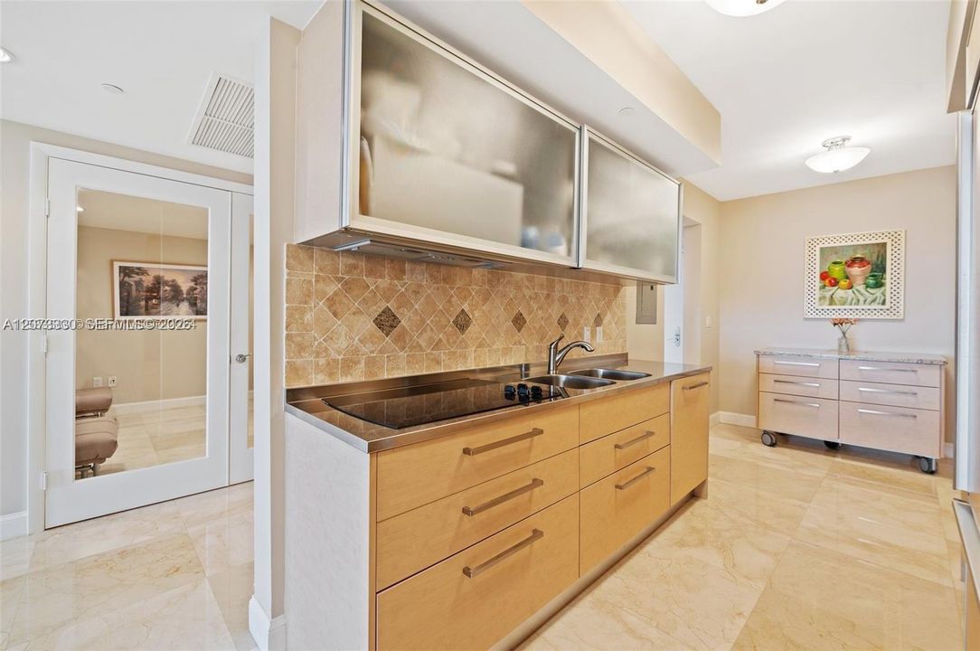 For Rent: $6,500 (3 beds, 3 baths, 1571 Square Feet)