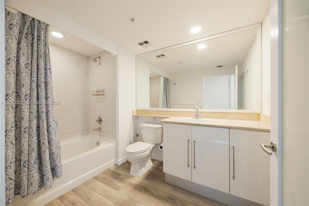 For Sale: $685,000 (2 beds, 2 baths, 1227 Square Feet)