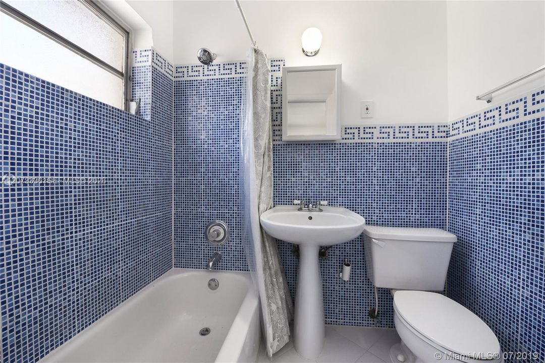 For Rent: $2,000 (1 beds, 1 baths, 420 Square Feet)