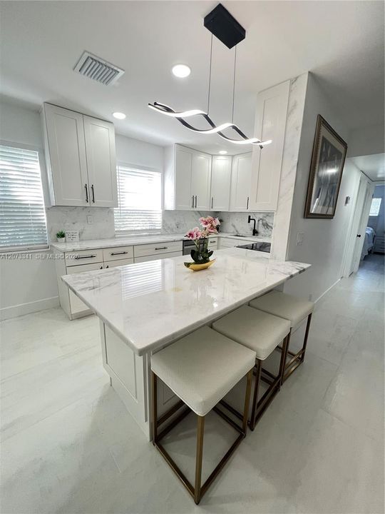 For Sale: $235,000 (2 beds, 2 baths, 907 Square Feet)
