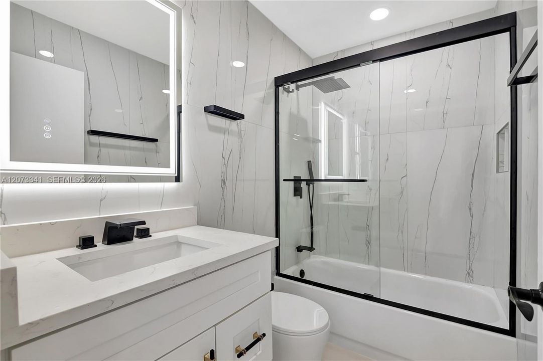 For Sale: $235,000 (2 beds, 2 baths, 907 Square Feet)