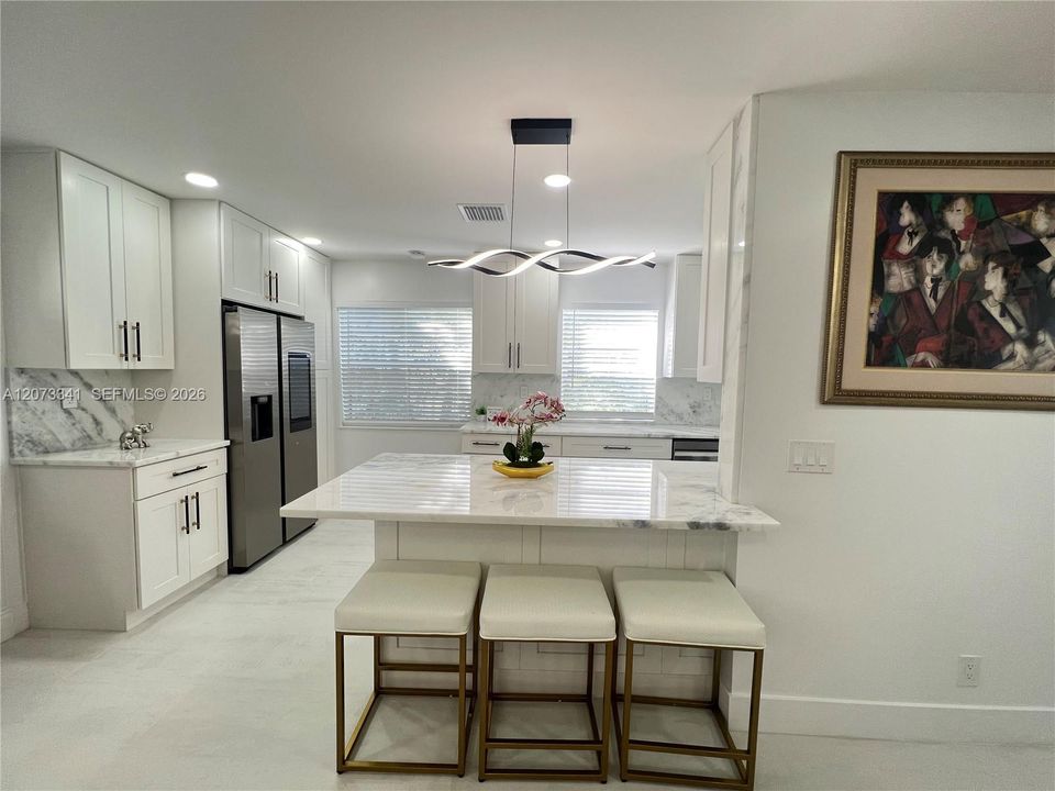 For Sale: $235,000 (2 beds, 2 baths, 907 Square Feet)