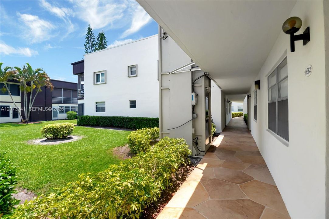 For Sale: $235,000 (2 beds, 2 baths, 907 Square Feet)
