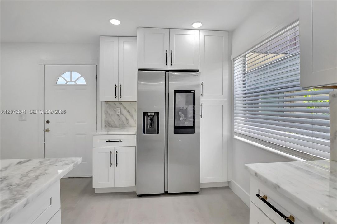 For Sale: $235,000 (2 beds, 2 baths, 907 Square Feet)