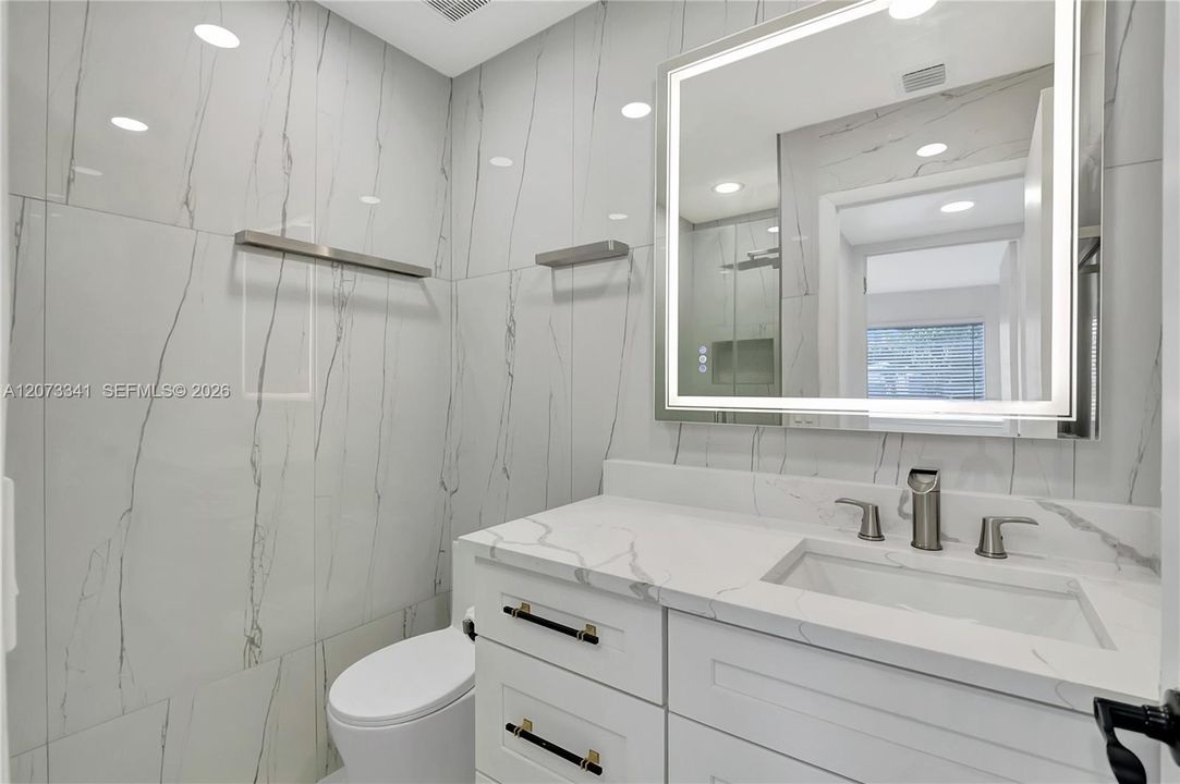 For Sale: $235,000 (2 beds, 2 baths, 907 Square Feet)