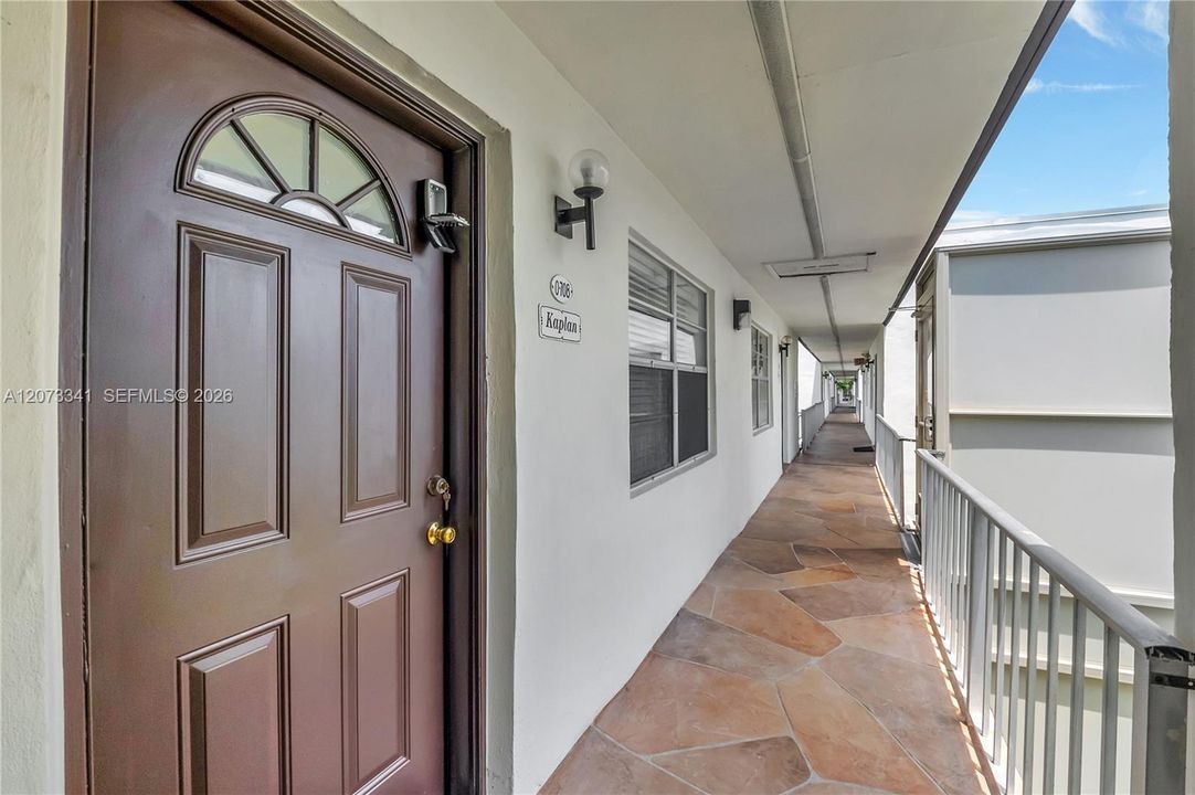 For Sale: $235,000 (2 beds, 2 baths, 907 Square Feet)