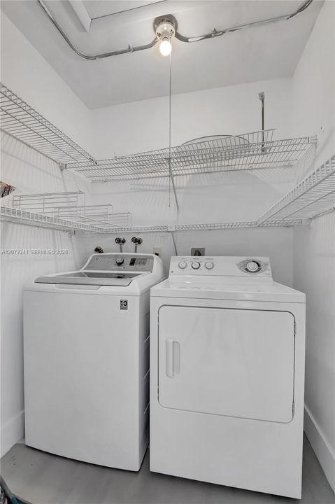 For Sale: $235,000 (2 beds, 2 baths, 907 Square Feet)