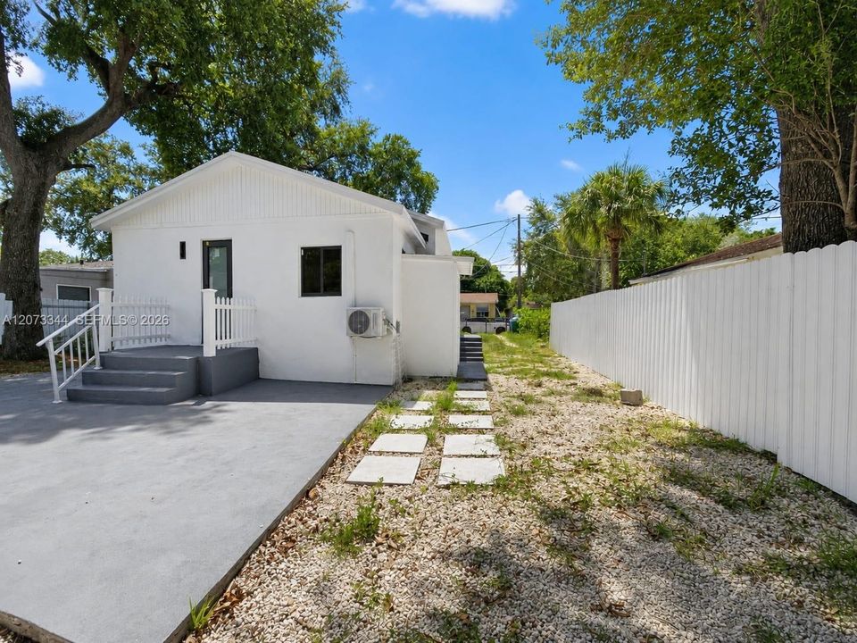 For Rent: $2,000 (2 beds, 1 baths, 1135 Square Feet)