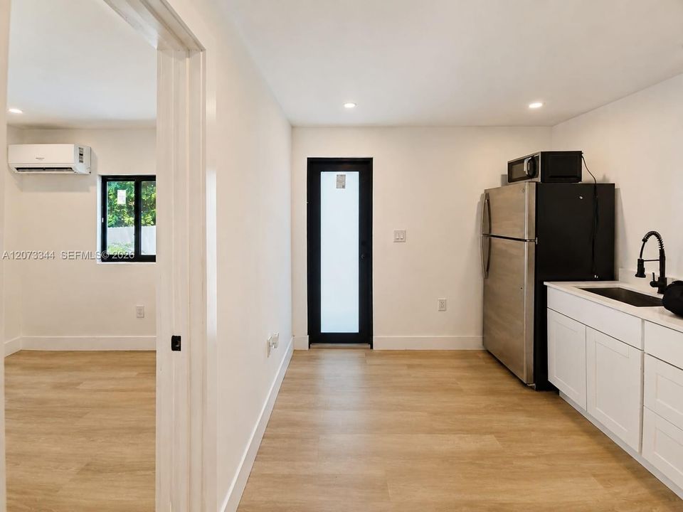 For Rent: $2,000 (2 beds, 1 baths, 1135 Square Feet)