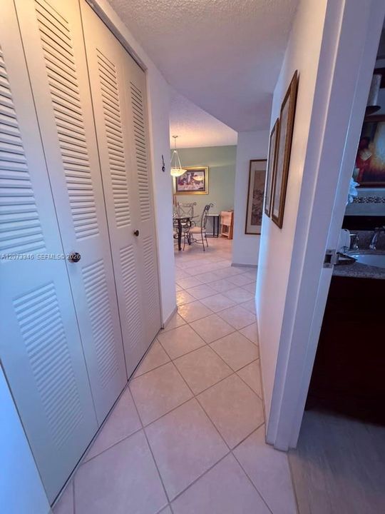 For Sale: $183,000 (2 beds, 2 baths, 1025 Square Feet)