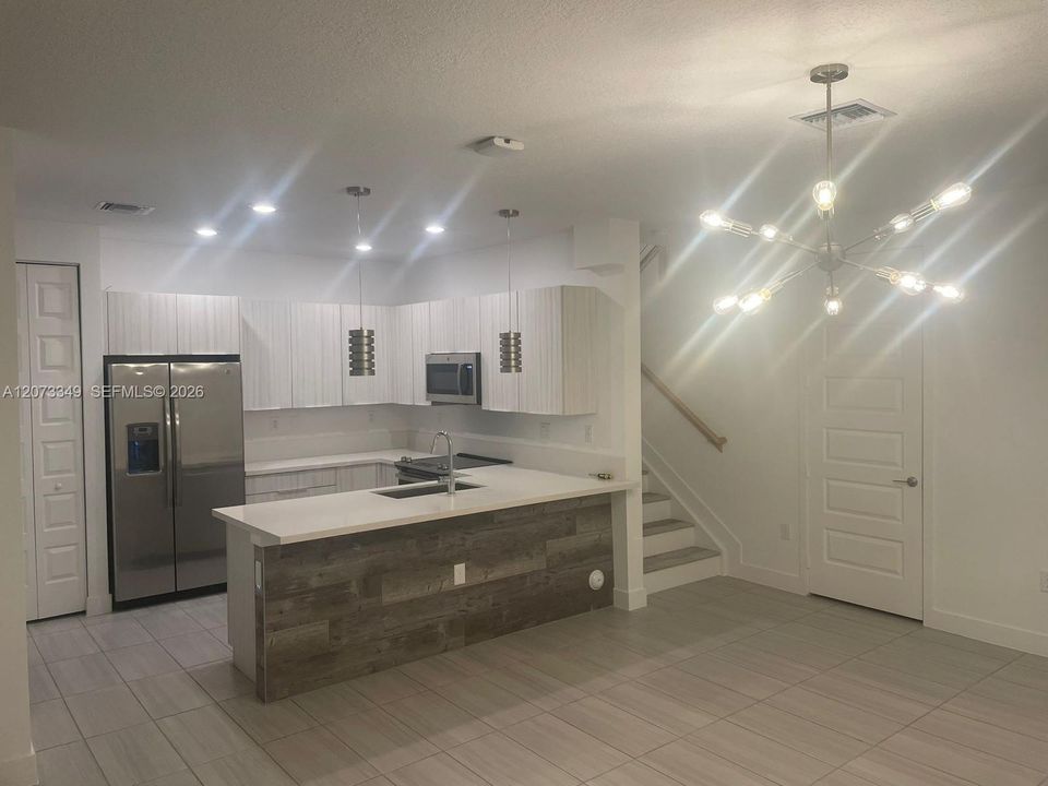 For Rent: $4,500 (3 beds, 2 baths, 1910 Square Feet)