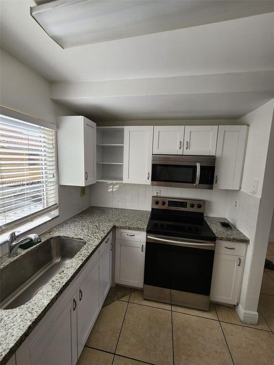 For Rent: $2,500 (3 beds, 2 baths, 972 Square Feet)