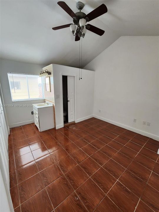 For Rent: $2,500 (3 beds, 2 baths, 972 Square Feet)