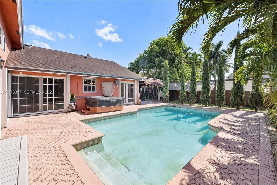 For Sale: $550,000 (3 beds, 3 baths, 2150 Square Feet)