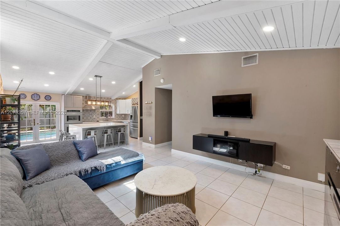 For Sale: $550,000 (3 beds, 3 baths, 2150 Square Feet)