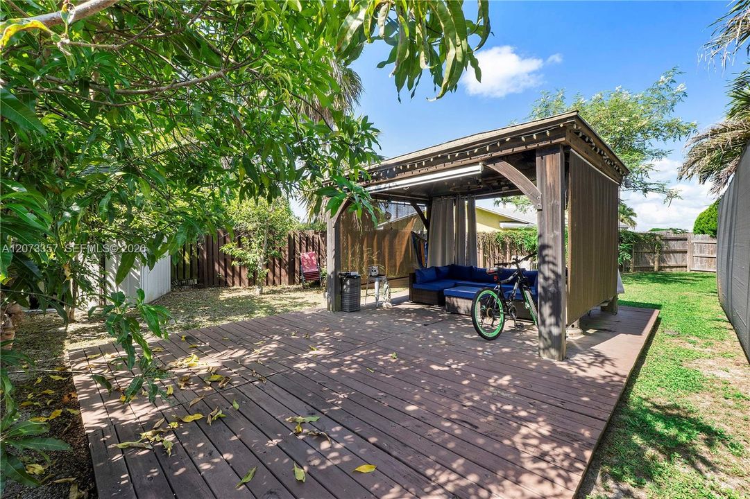 For Sale: $550,000 (3 beds, 3 baths, 2150 Square Feet)