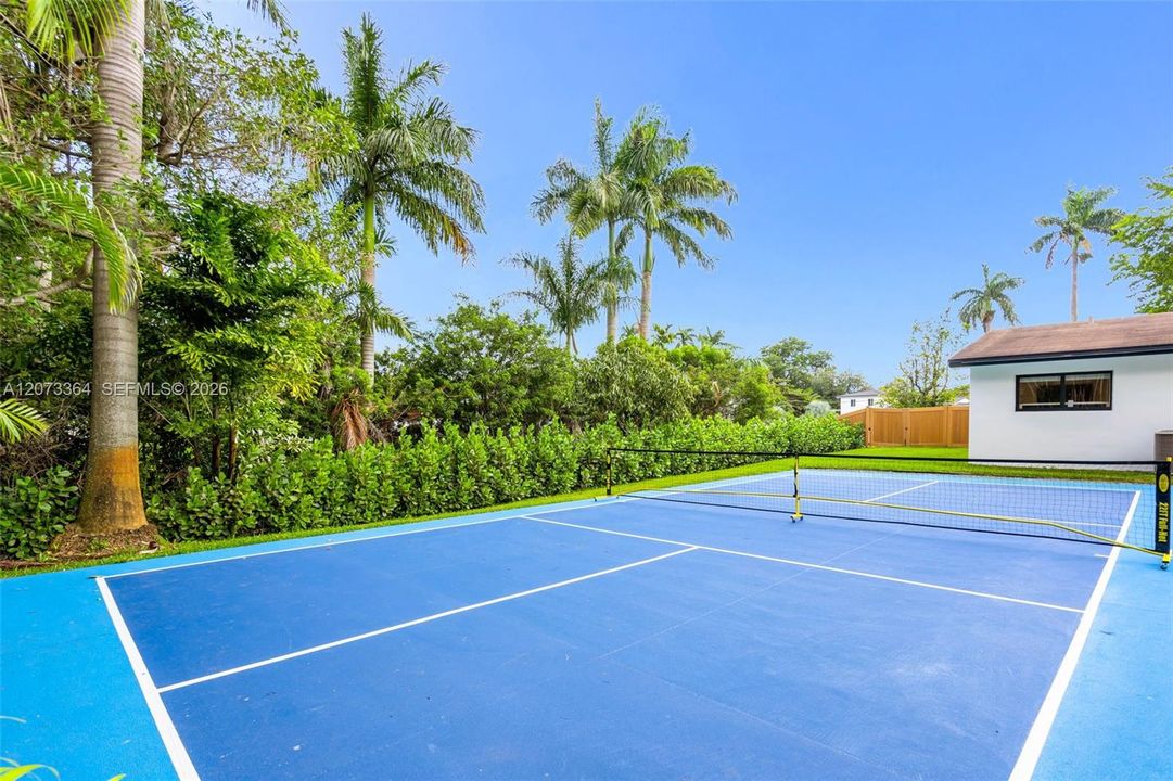 For Sale: $1,050,000 (4 beds, 3 baths, 1394 Square Feet)