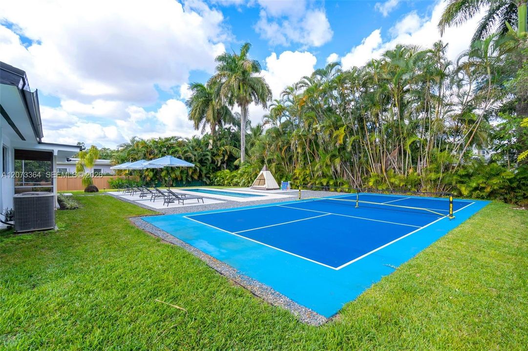 For Sale: $1,050,000 (4 beds, 3 baths, 1394 Square Feet)