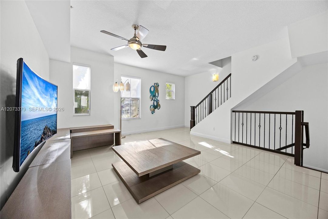 En Venta: $635,000 (4 camas, 3 baños, 1802 Pies cuadrados)