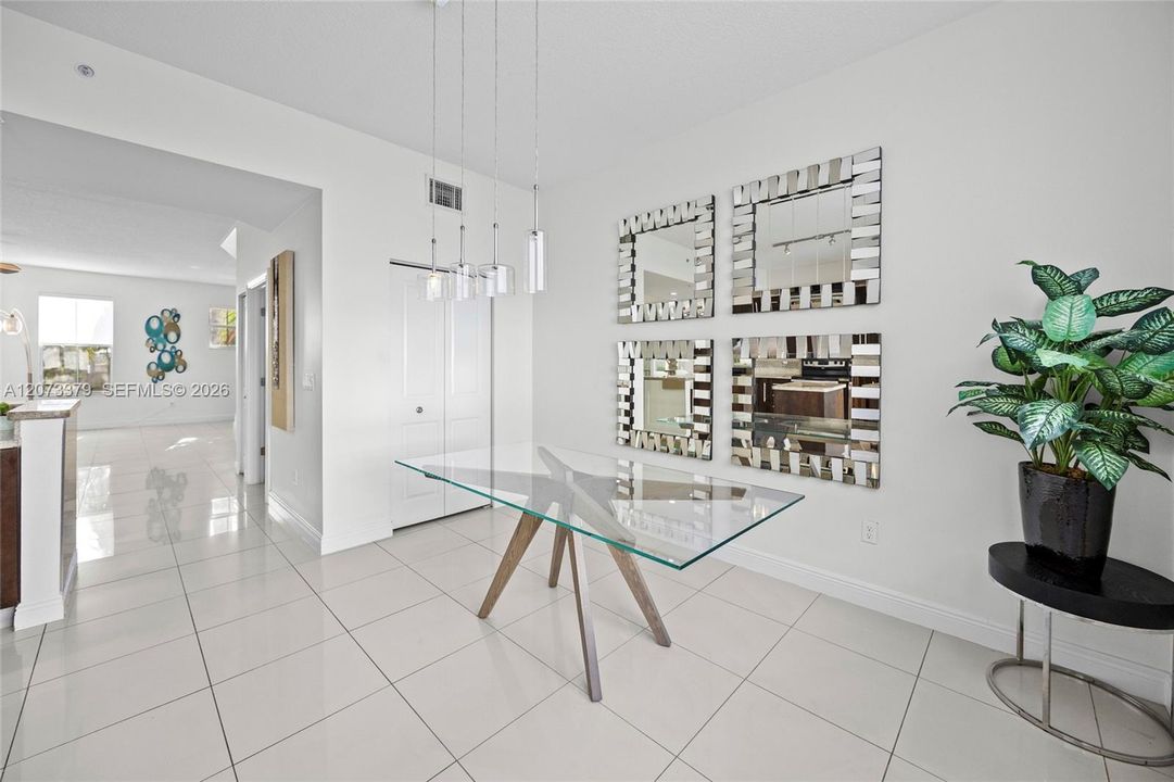 En Venta: $635,000 (4 camas, 3 baños, 1802 Pies cuadrados)