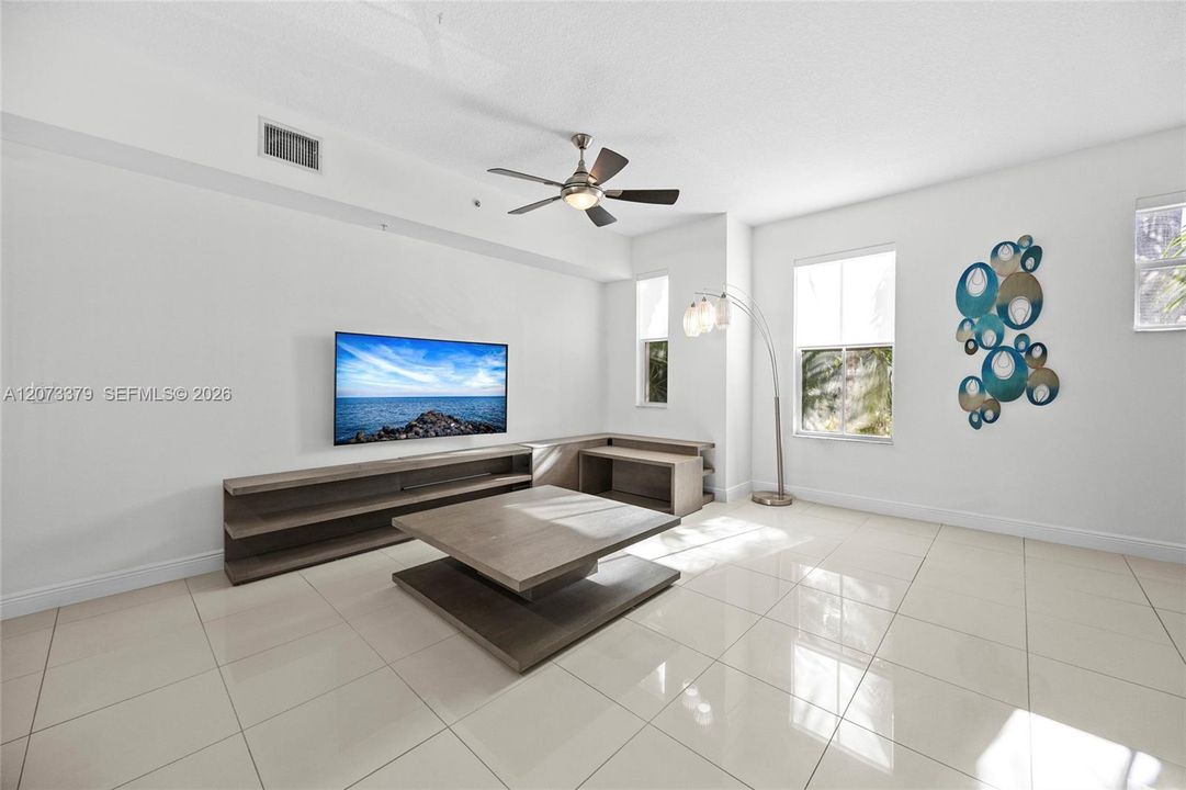 En Venta: $635,000 (4 camas, 3 baños, 1802 Pies cuadrados)