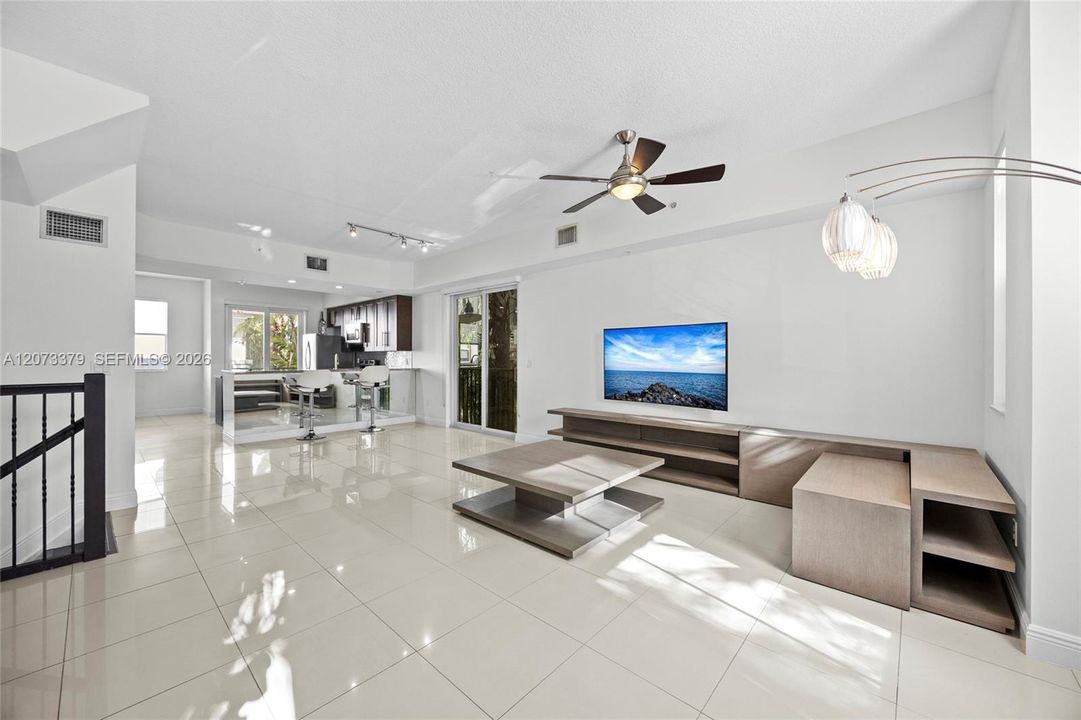 En Venta: $635,000 (4 camas, 3 baños, 1802 Pies cuadrados)