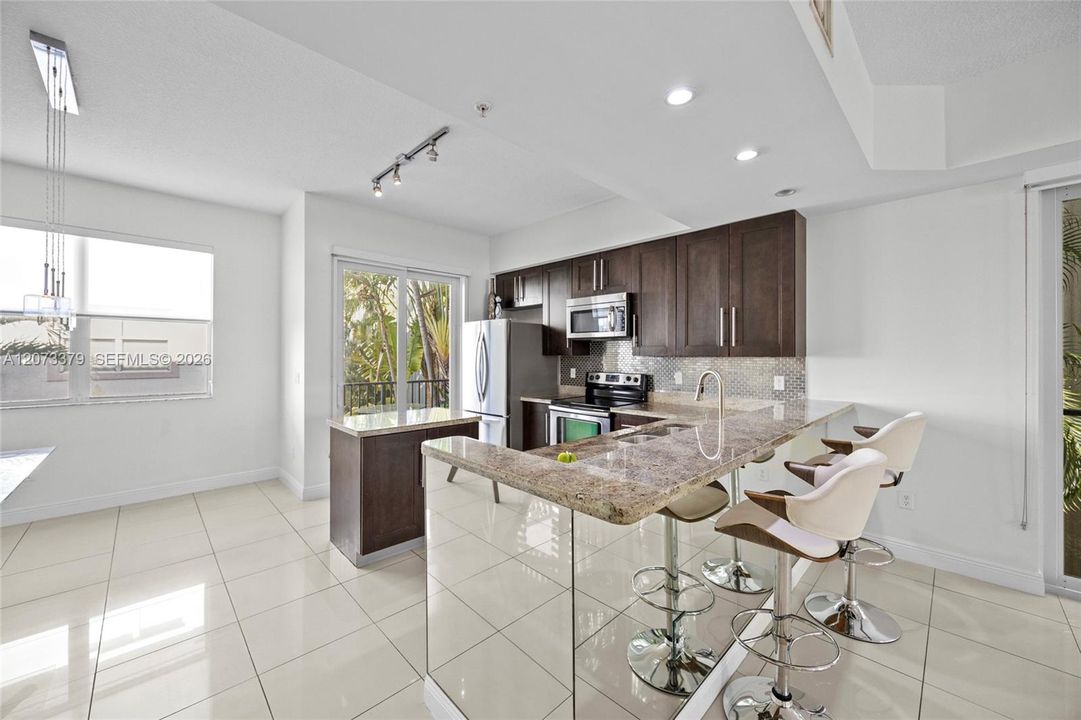 En Venta: $635,000 (4 camas, 3 baños, 1802 Pies cuadrados)