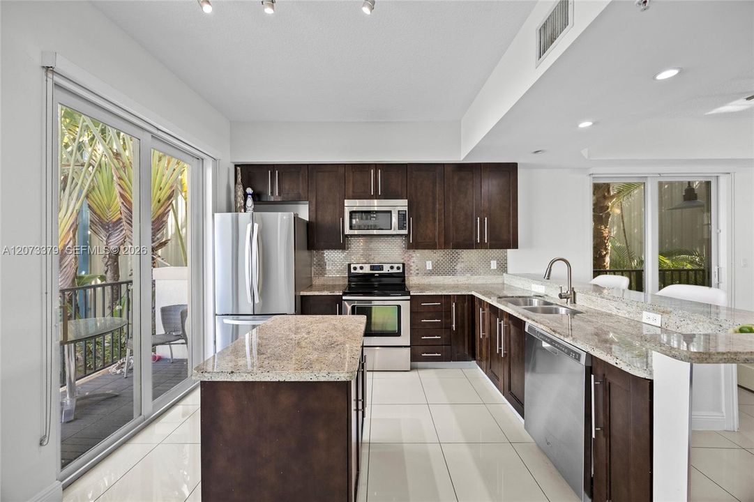 En Venta: $635,000 (4 camas, 3 baños, 1802 Pies cuadrados)