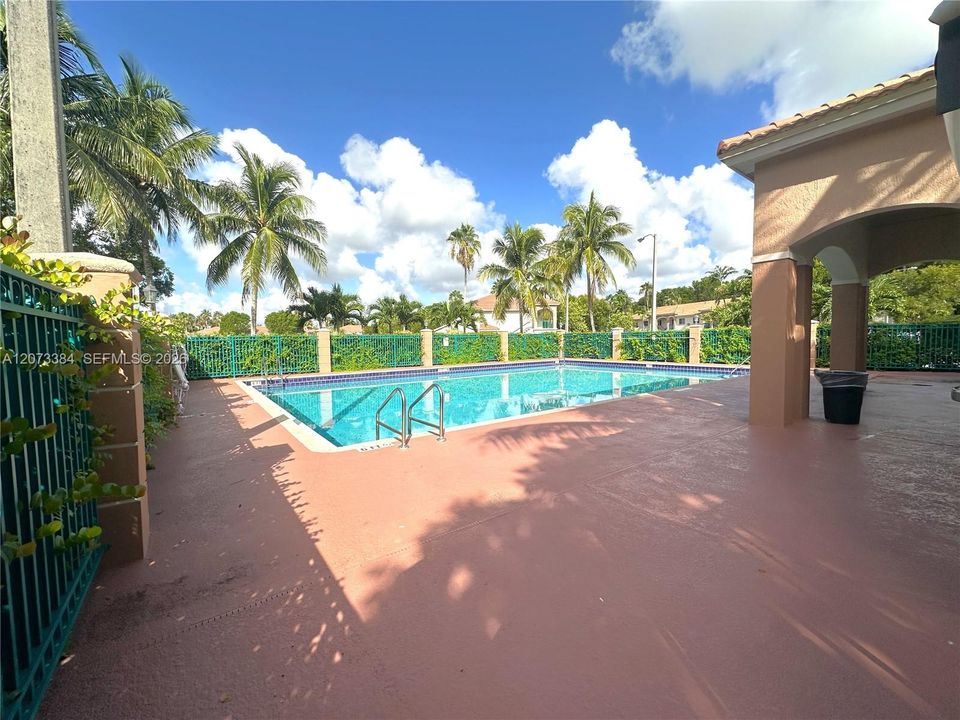 For Rent: $1,700 (2 beds, 2 baths, 815 Square Feet)