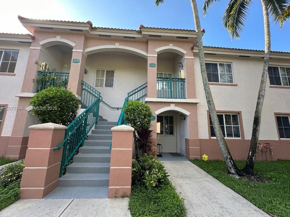 For Rent: $1,700 (2 beds, 2 baths, 815 Square Feet)