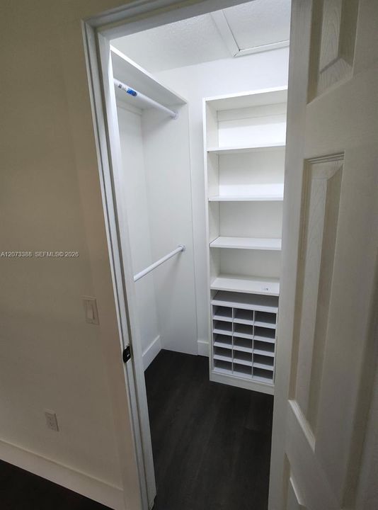 Walk-in closet master Bedroom