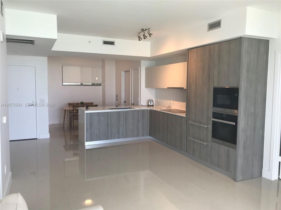 For Rent: $5,700 (2 beds, 3 baths, 1137 Square Feet)