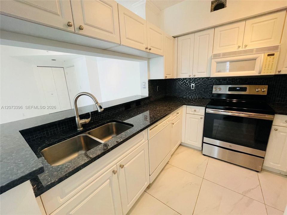 En Venta: $399,000 (2 camas, 2 baños, 1024 Pies cuadrados)