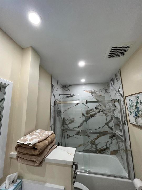GUEST/2ND BATHROOM