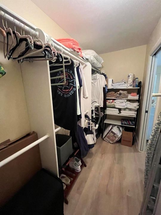 walk-in-closet