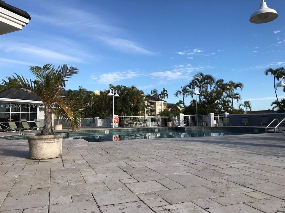 For Rent: $1,825 (1 beds, 1 baths, 813 Square Feet)