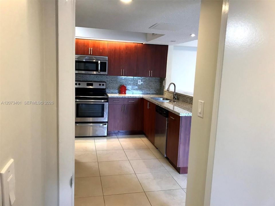 For Rent: $1,825 (1 beds, 1 baths, 813 Square Feet)