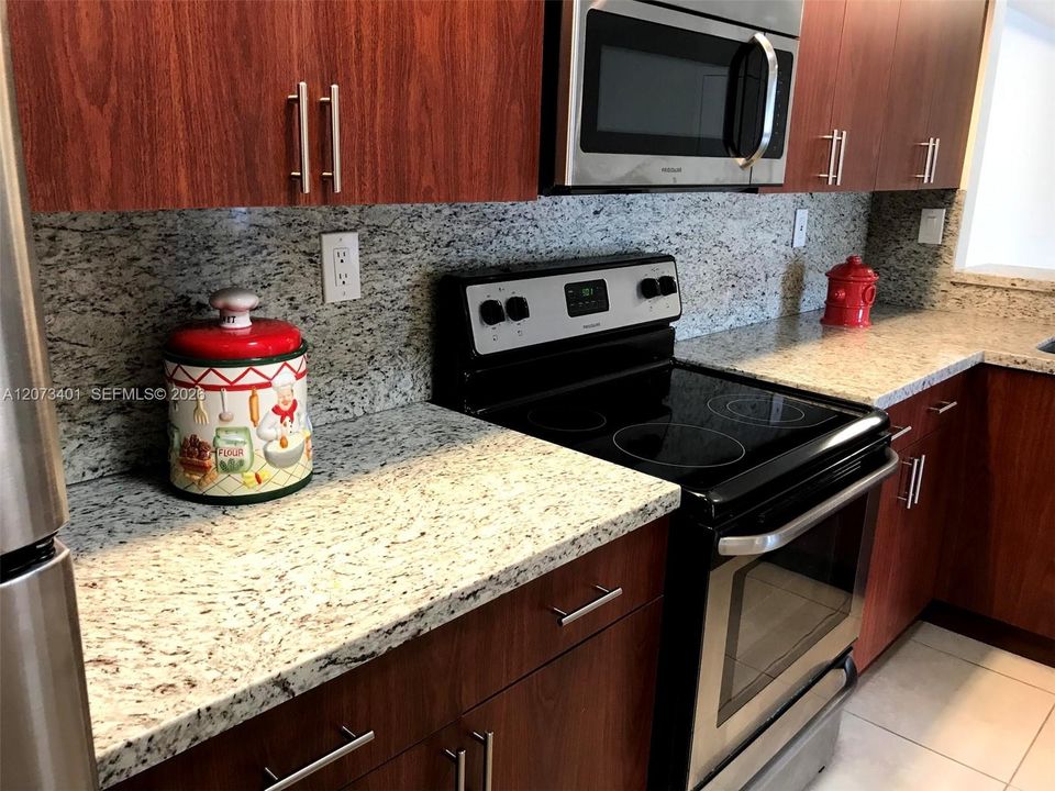 For Rent: $1,825 (1 beds, 1 baths, 813 Square Feet)