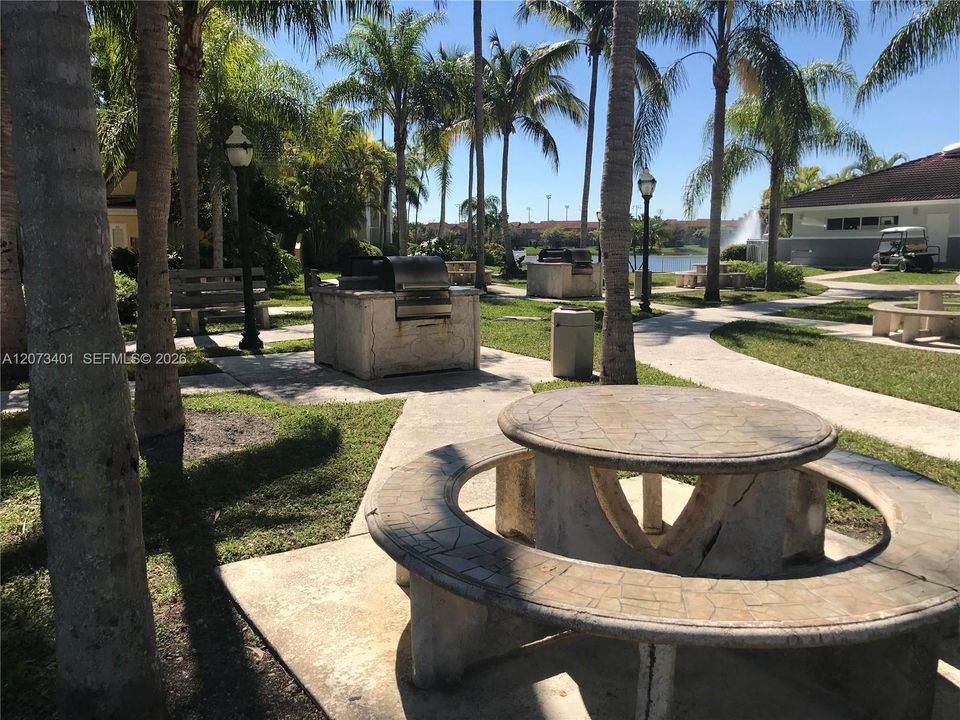 For Rent: $1,825 (1 beds, 1 baths, 813 Square Feet)