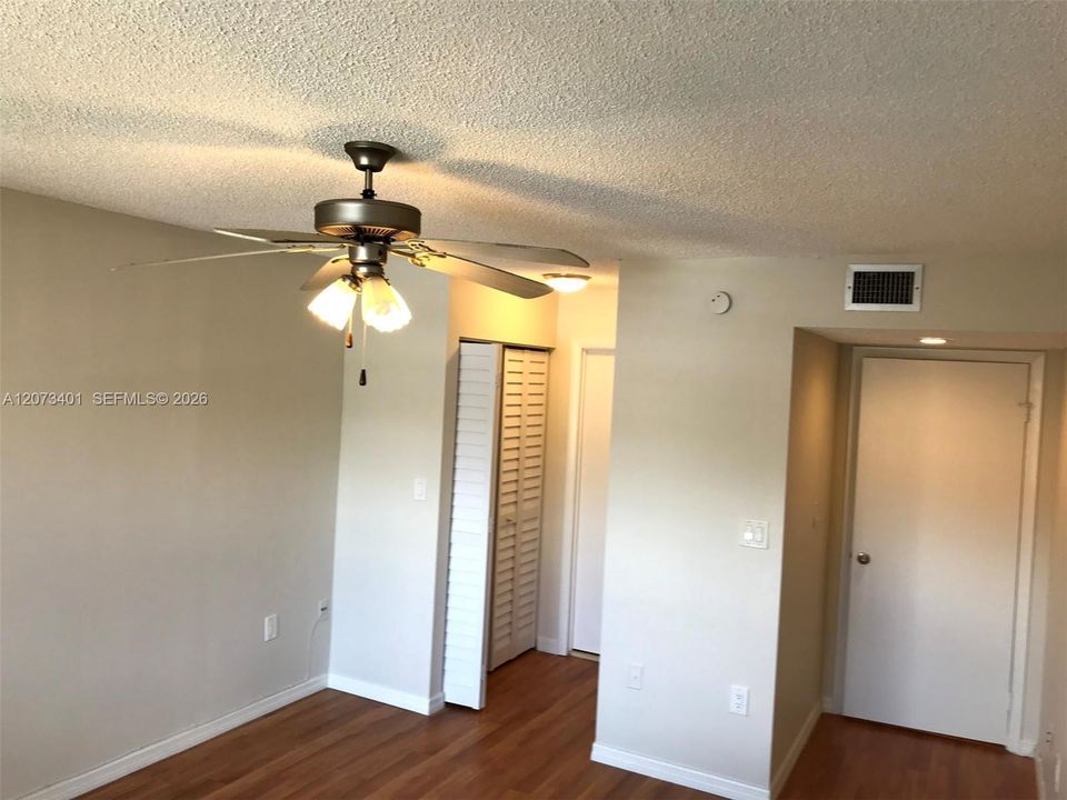 For Rent: $1,825 (1 beds, 1 baths, 813 Square Feet)
