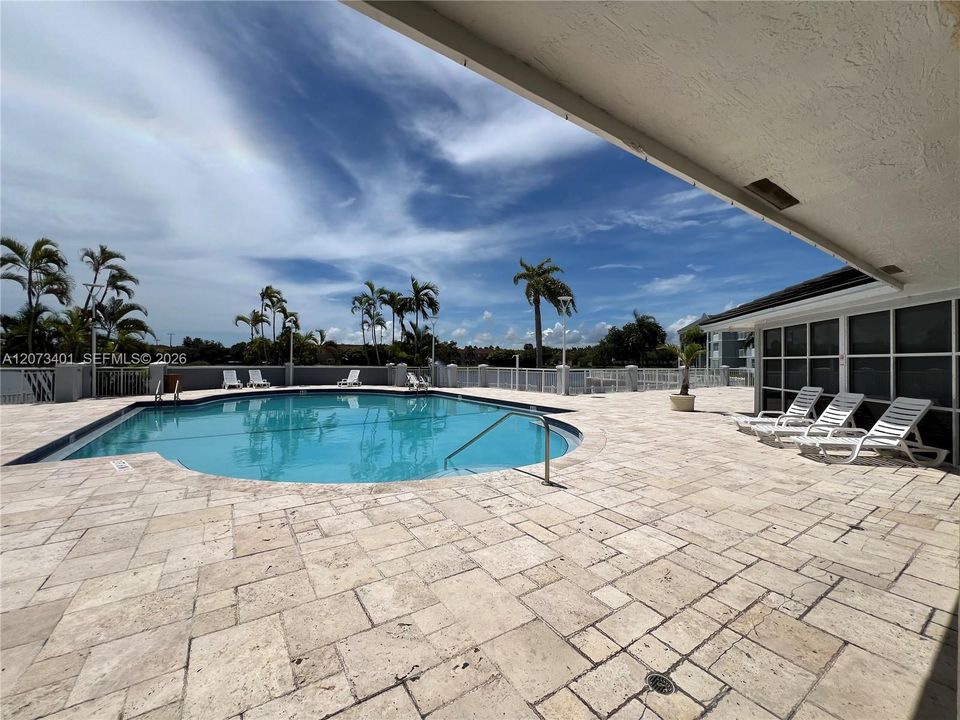 For Rent: $1,825 (1 beds, 1 baths, 813 Square Feet)