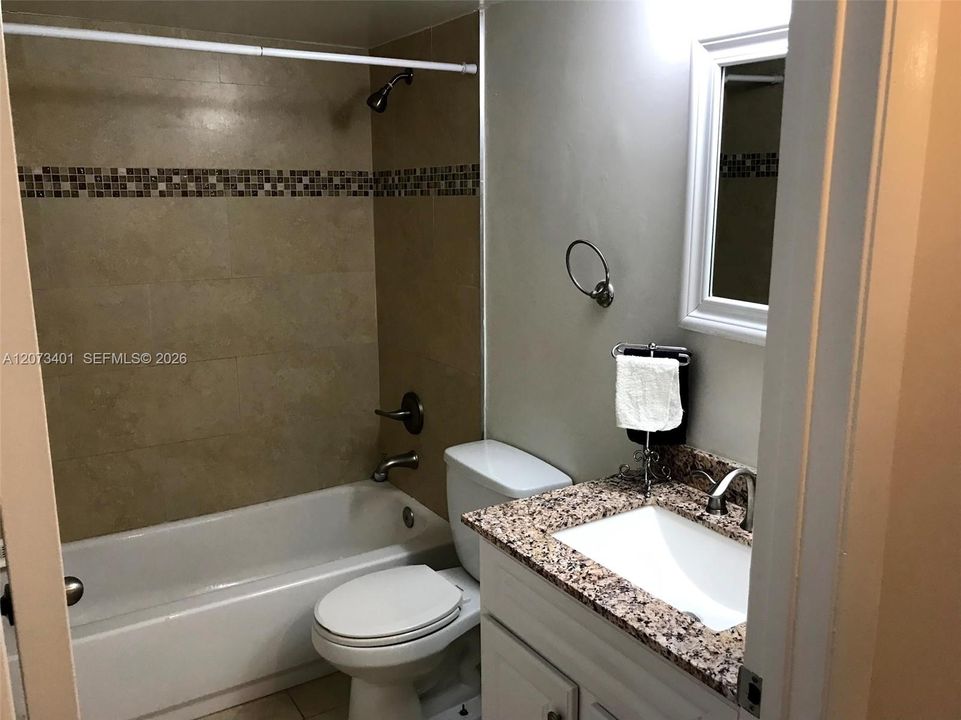 For Rent: $1,825 (1 beds, 1 baths, 813 Square Feet)