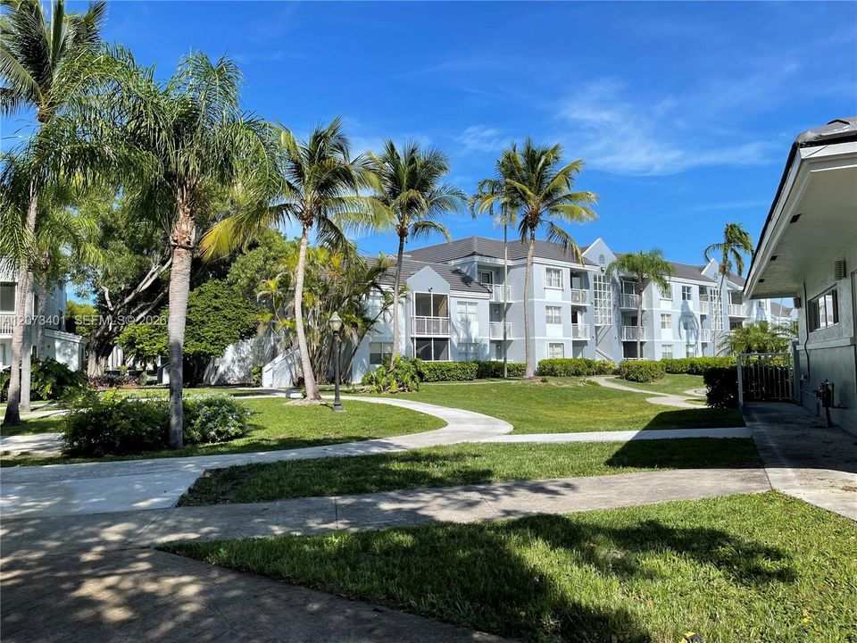 For Rent: $1,825 (1 beds, 1 baths, 813 Square Feet)