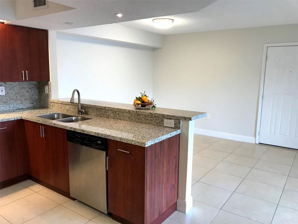 For Rent: $1,825 (1 beds, 1 baths, 813 Square Feet)