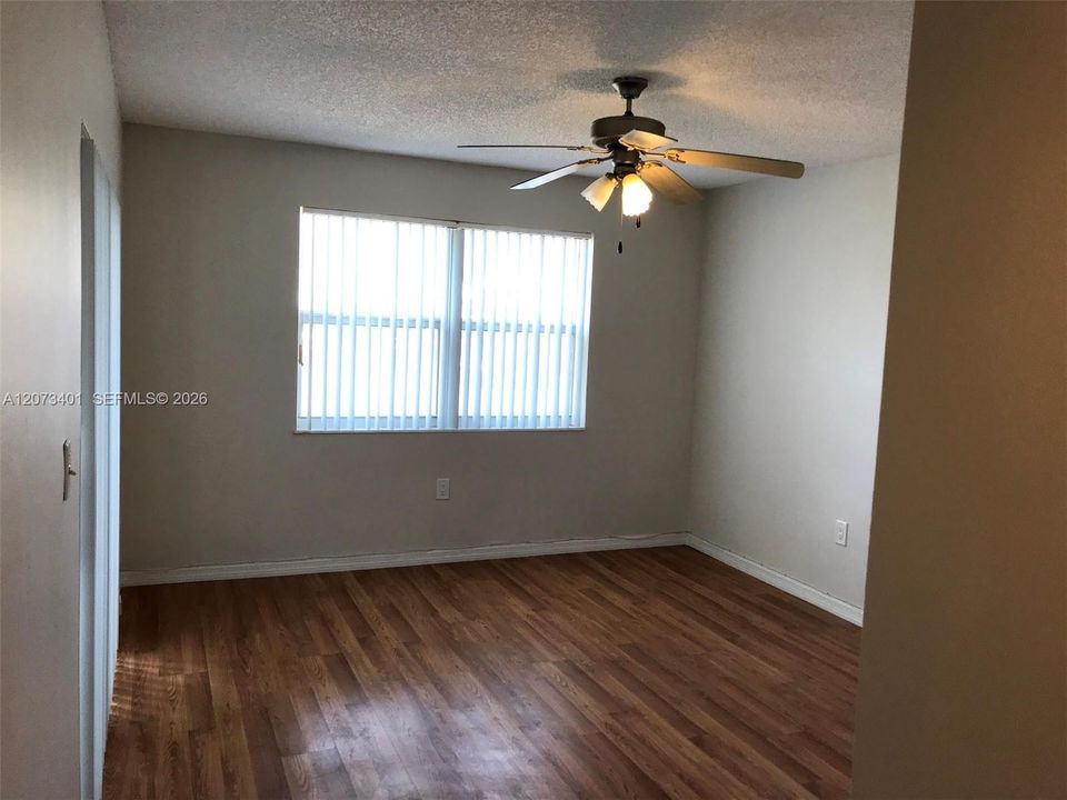 For Rent: $1,825 (1 beds, 1 baths, 813 Square Feet)