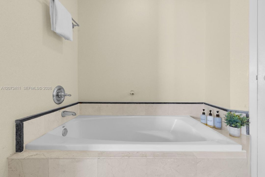 For Sale: $765,000 (1 beds, 1 baths, 1021 Square Feet)